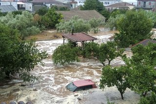 Les précipitations à Volos ont atteint 200 mm et 516 mm dans le village voisin de Zagora, situé au pied du mont Pilion, selon le service météorologique national (EMY), qui a recommandé aux habitants de la région de limiter leurs déplacements.